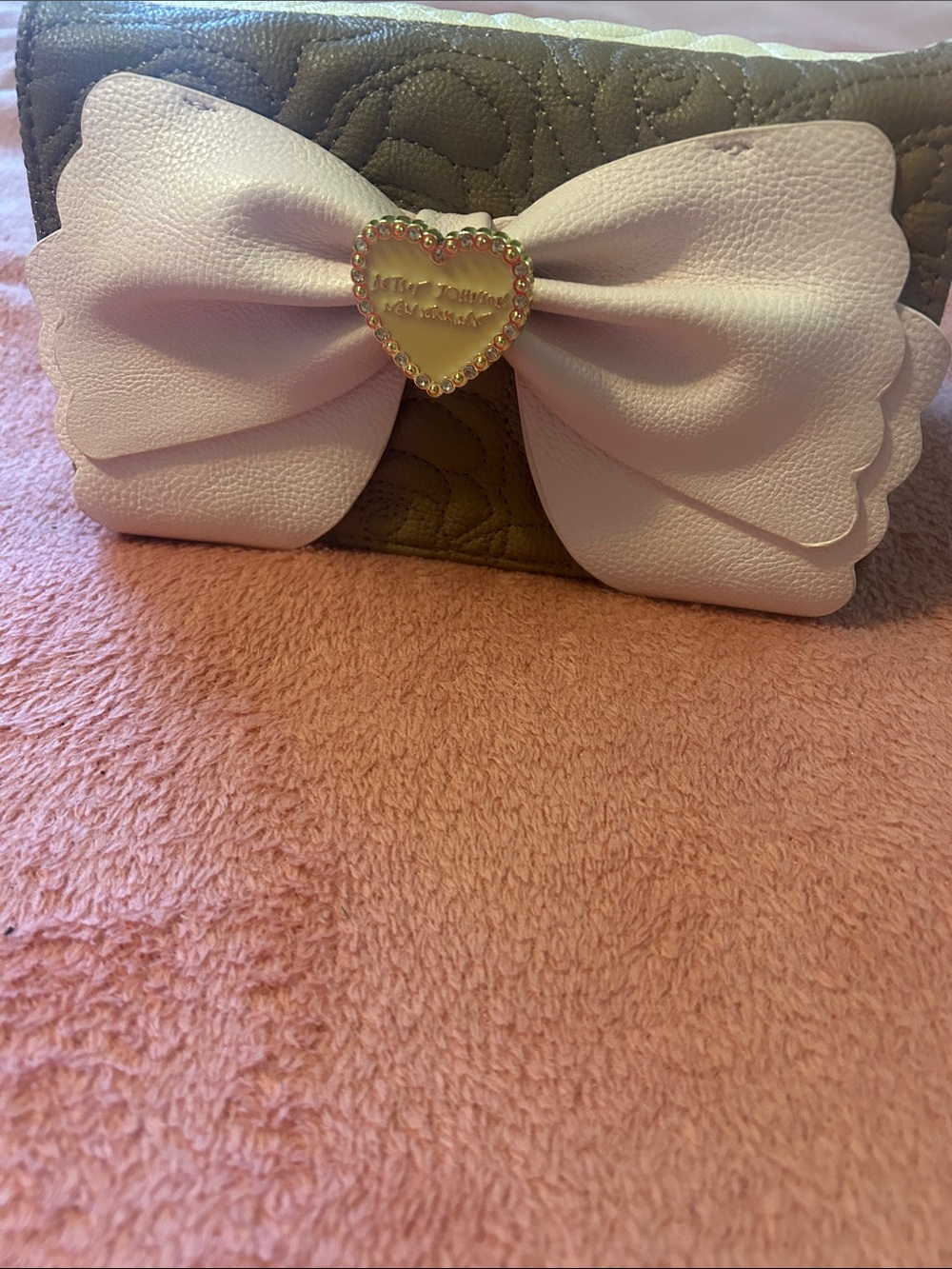 Betsey Johnson Taupe and Light Pink Bow Crossbody Bag with Gold Heart - Picture 5 of 7
